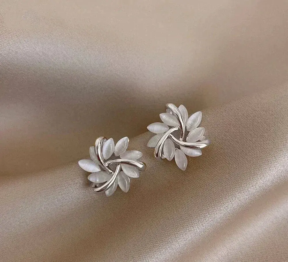 Elegant and exquisite opal petal circle stud earrings in gold - Image 5